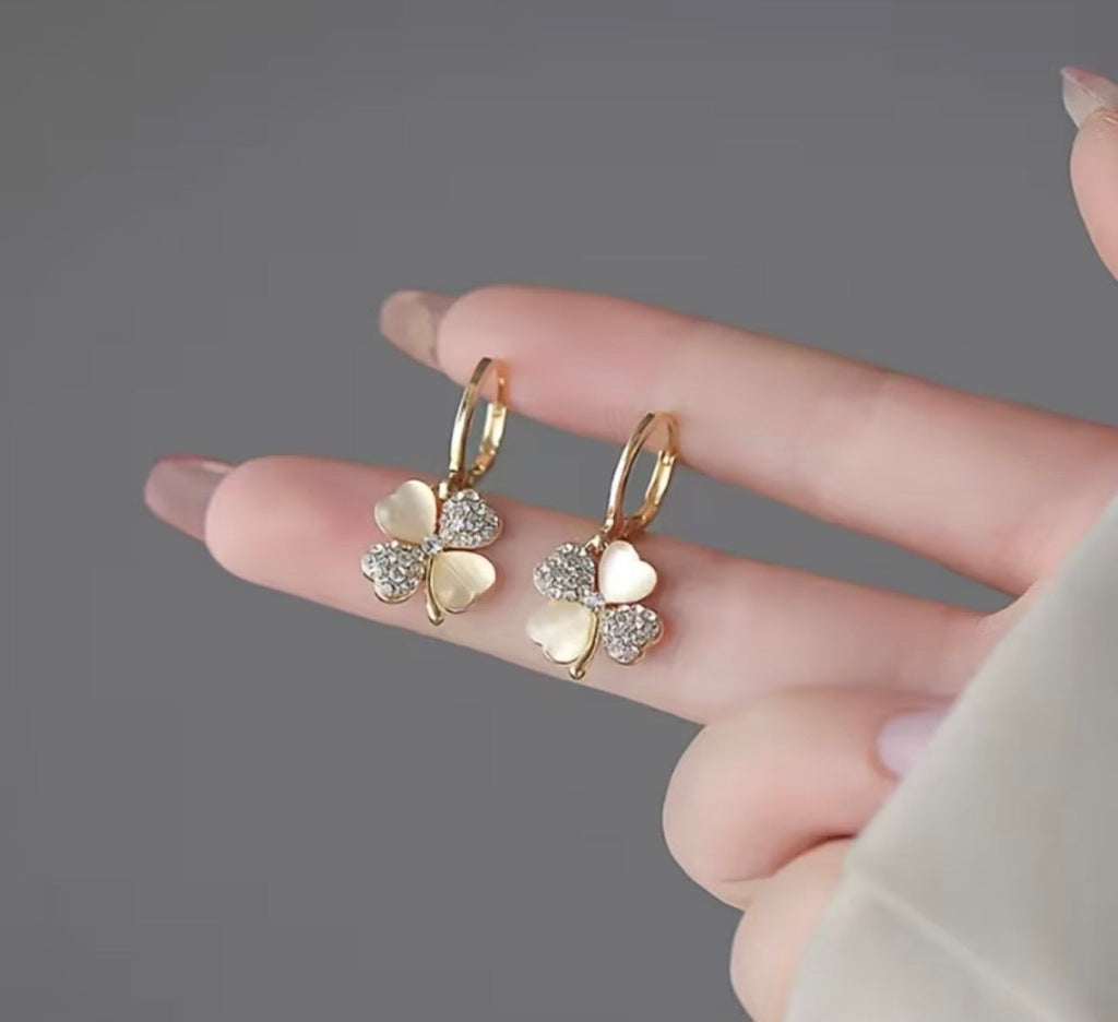 Aretes Argolla con Trébol de Cristales Dorado